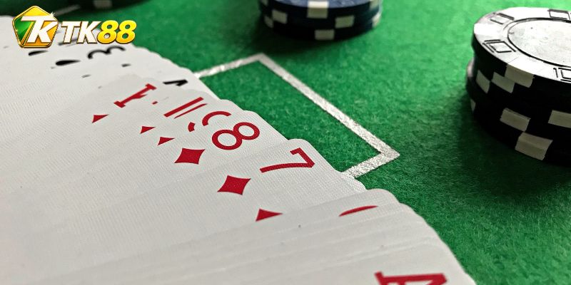 Poker Texas Pineapple vận hành từ ba lá tẩy